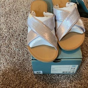 Girls Tom’s Flip Flops
